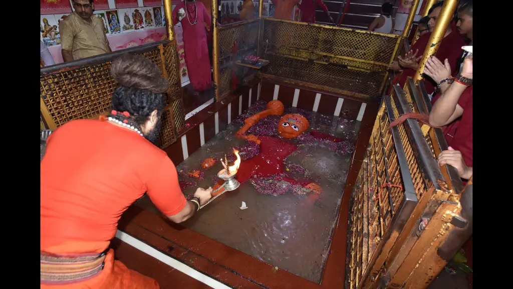 Ganga Floods Bade Hanuman Temple in Prayagraj on Shrawan Tuesday; Devotees Witness 'Mahasnan'